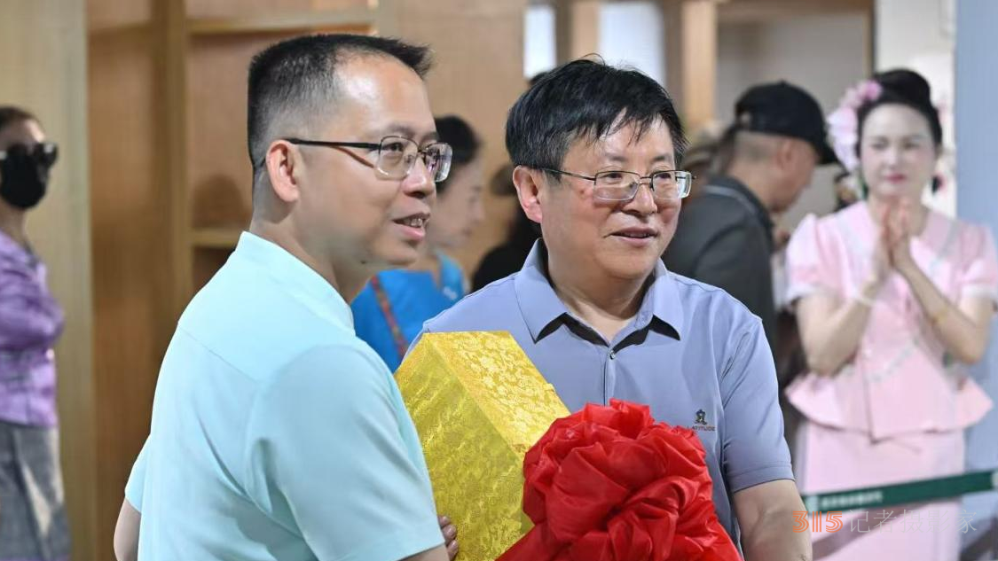 毛曉春先生向西雙版納州景洪市政府捐贈(zèng)作品、景洪市市長刀海清接受毛曉春先生捐贈(zèng)長卷