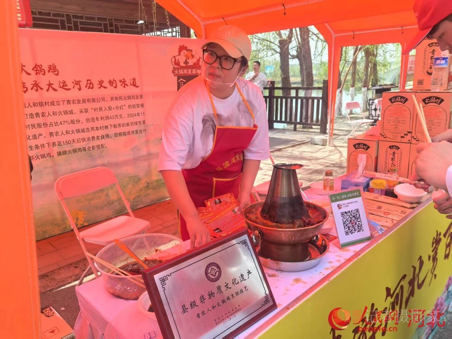 春日煙火?尋味火鍋雞——火鍋雞宴美食市集展臺(tái)。人民網(wǎng) 商帆攝