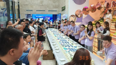 延安寶塔萬達(dá)廣場(chǎng)七米巨型蛋糕共慶七周年