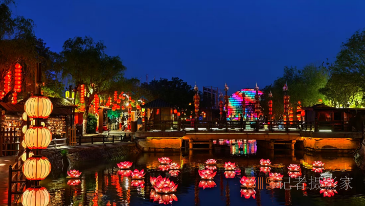 虹橋星瀑映汴梁,，清明上河園夜場(chǎng)“燃爆”宋韻長(zhǎng)卷