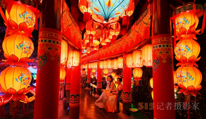 虹橋星瀑映汴梁,，清明上河園夜場(chǎng)“燃爆”宋韻長(zhǎng)卷