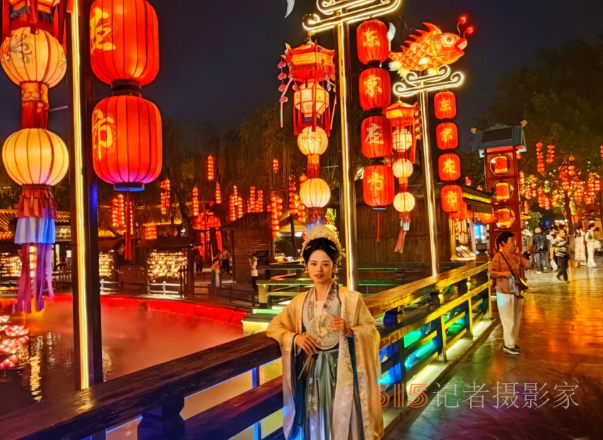 虹橋星瀑映汴梁,，清明上河園夜場(chǎng)“燃爆”宋韻長(zhǎng)卷