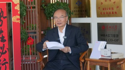 王謹(jǐn)在北大縱橫共話家國(guó)情懷,，倡導(dǎo)新聞文學(xué)時(shí)代新風(fēng)