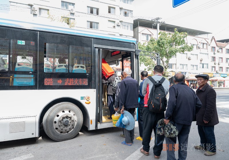 2025年4月17日,，合川區(qū)三廟鎮(zhèn)，乘客們正在排隊搭乘川渝8路省際公交,。記者羅斌 攝/視覺重慶