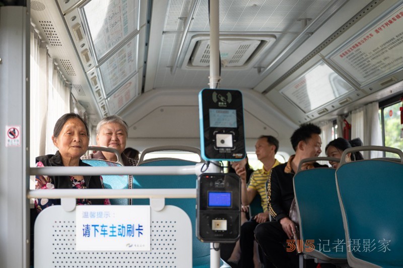 2025年4月17日,，川渝8路省際公交，乘客們流露出開心的笑容,。記者羅斌 攝/視覺重慶