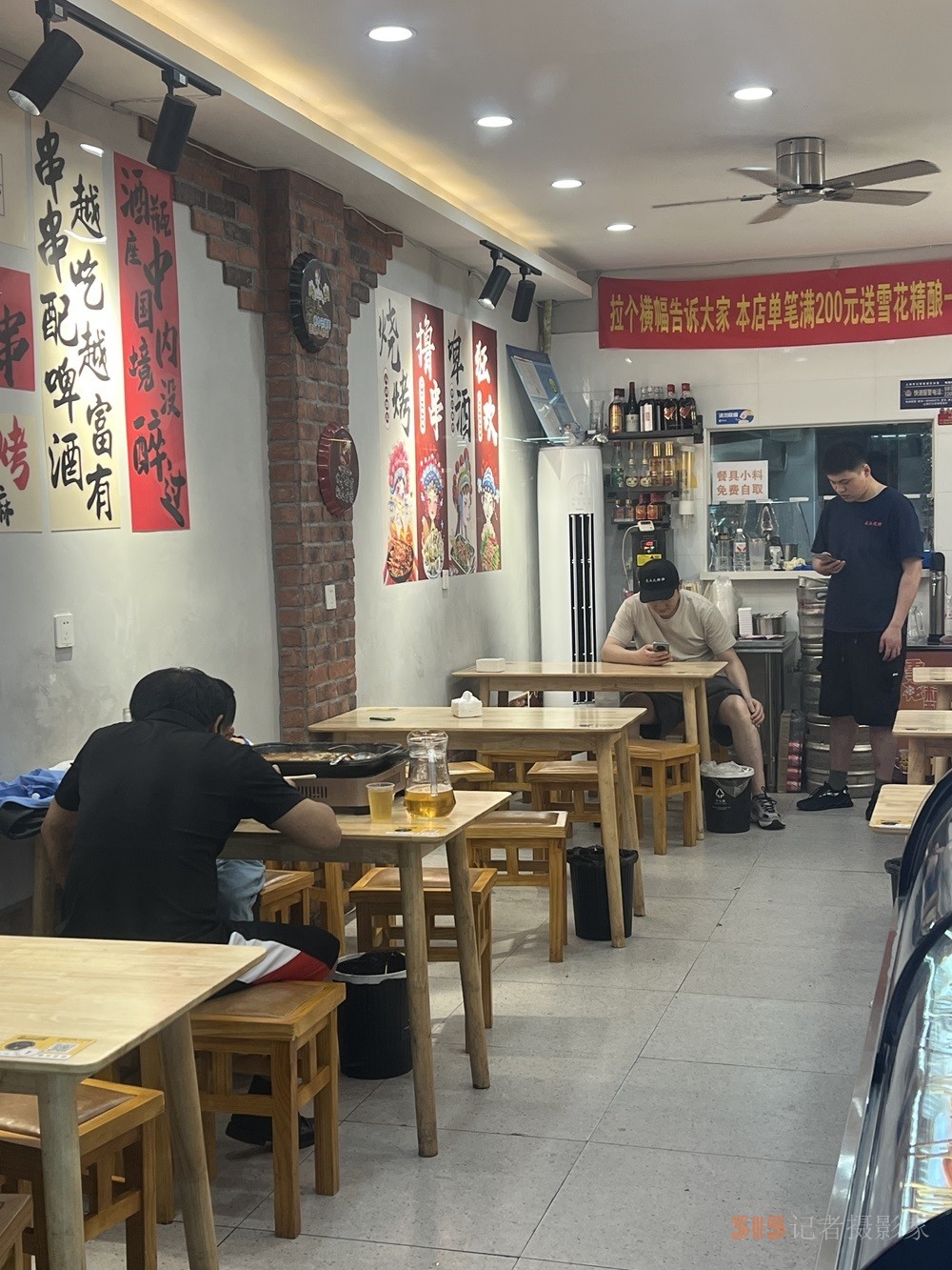 一家店面,，兩班人馬：上海社區(qū)里的“拼店”生存術