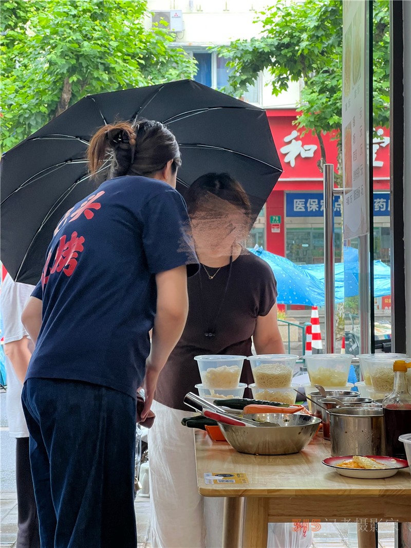 一家店面，兩班人馬：上海社區(qū)里的“拼店”生存術