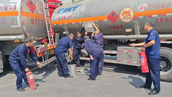 中石化安陽分公司物流組織承運商油罐車碰撞罐體破裂跑油起火應(yīng)急演練