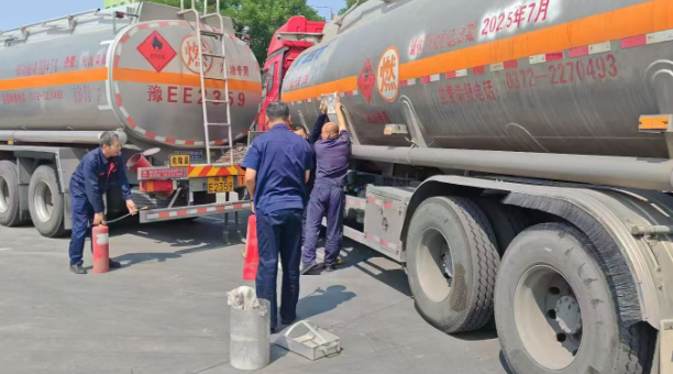 中石化安陽分公司物流組織承運商油罐車碰撞罐體破裂跑油起火應(yīng)急演練