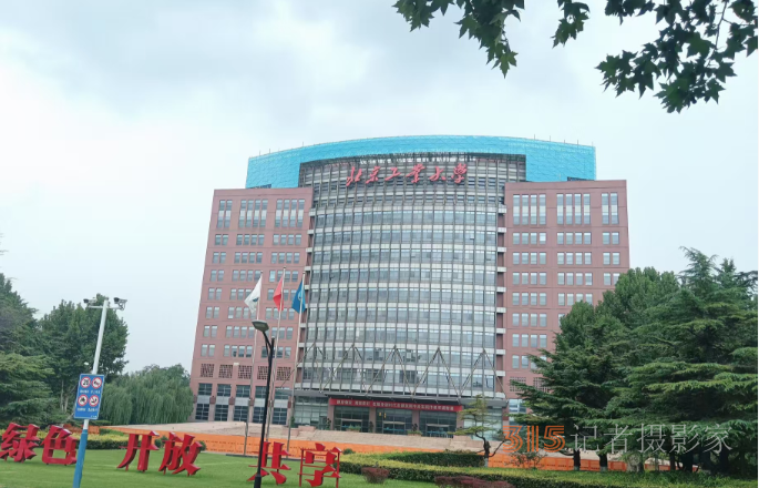 光影鑄魂，筆耕不輟 —— 王飛